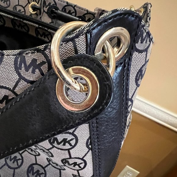 Michael Kors Signature Canvas and Leather Large Bucket Bag - Picture 4 of 6